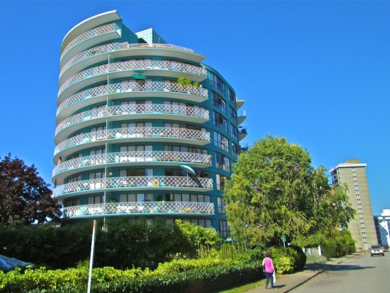 Shoreland Apartments 1 768x576